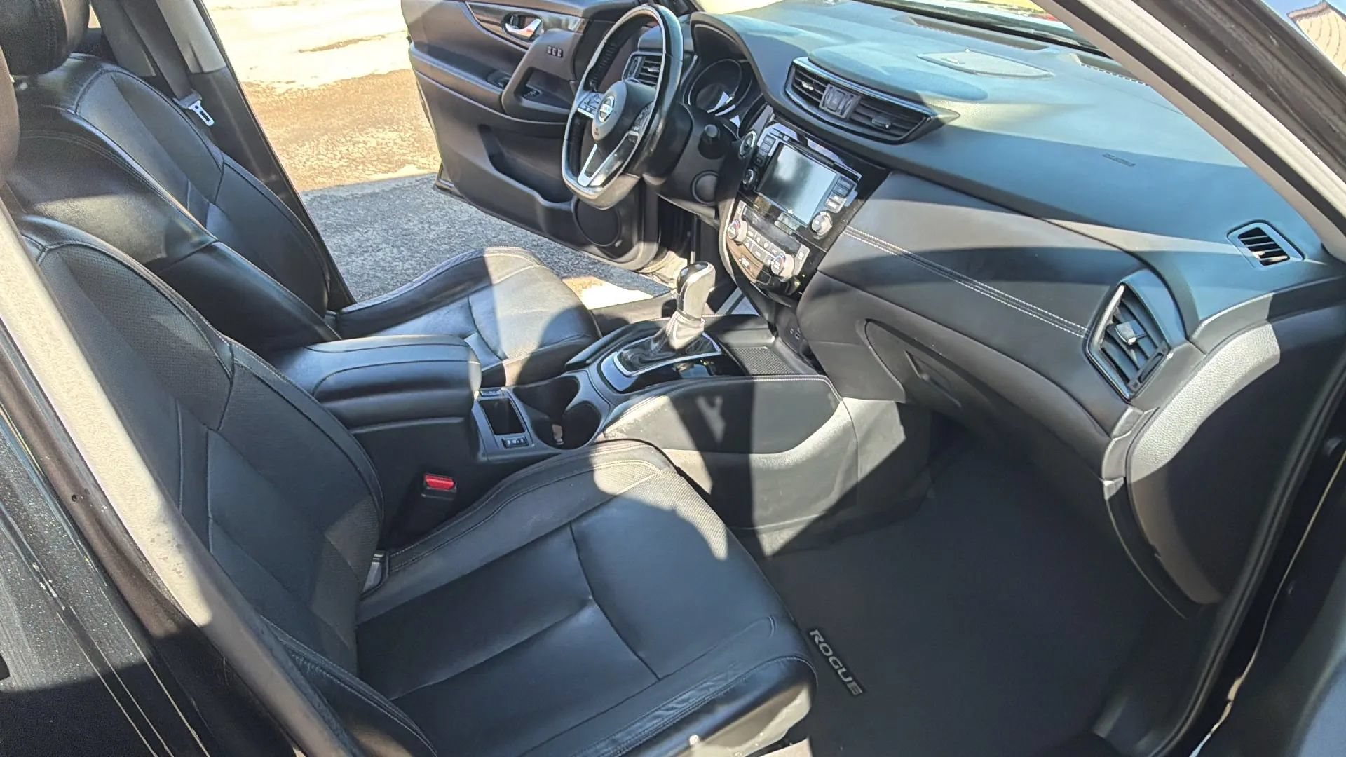 Used 2018 Nissan Rogue SL FWD image 2