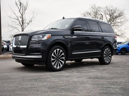 Used 2023 Lincoln Navigator Reserve image 3