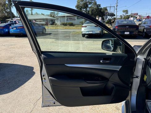 Used 2010 Subaru Legacy 2.5i Premium image 12