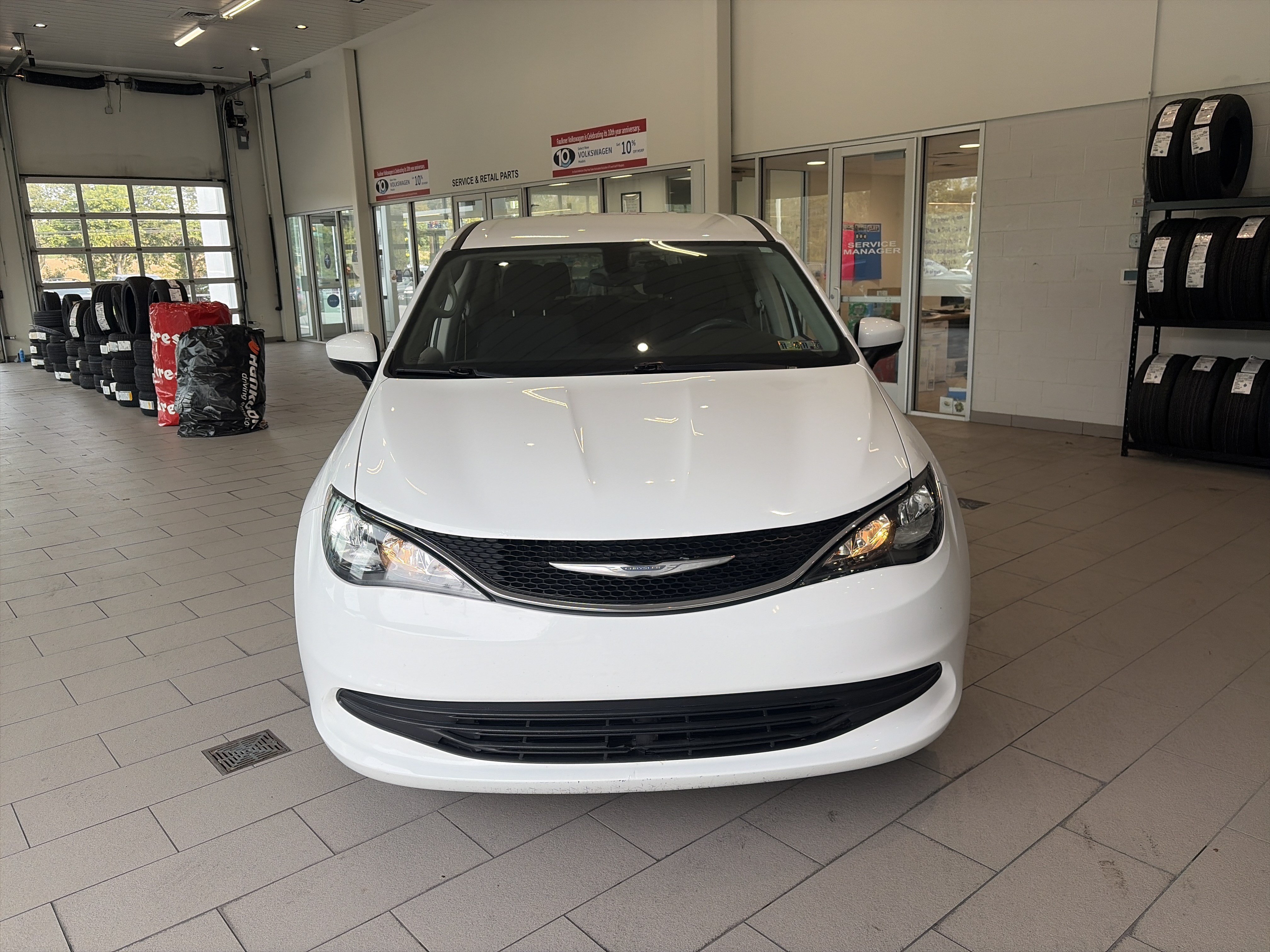 Used 2017 Chrysler Pacifica LX FWD image 2
