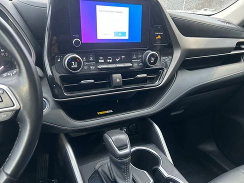 Used 2023 Toyota Highlander XLE image 12