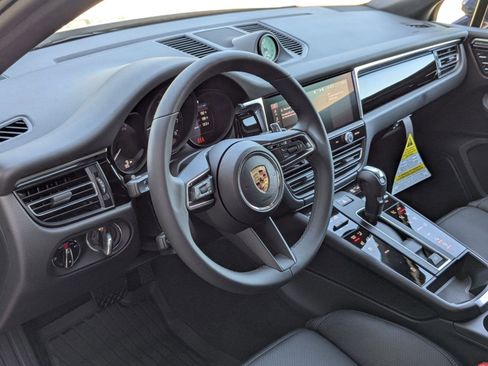 Certified 2025 Porsche Macan AWD/4WD image 4