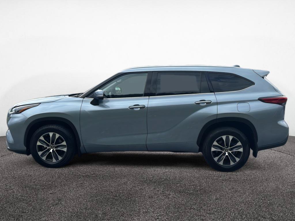 Used 2022 Toyota Highlander XLE AWD/4WD image 6