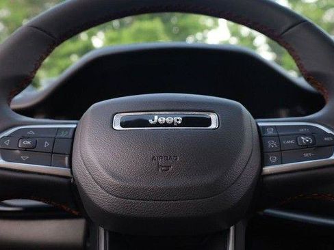 Used 2025 Jeep Compass Trailhawk AWD/4WD image 9