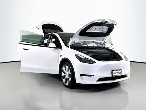 Used 2023 Tesla Model Y Long Range image 33