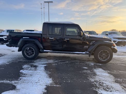 Used 2020 Jeep Gladiator Overland image 2
