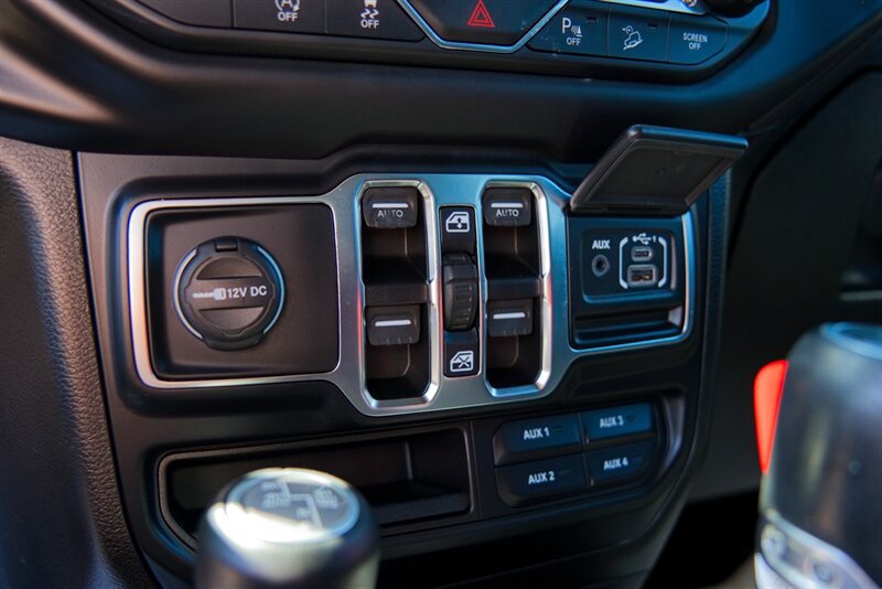 Used 2019 Jeep Wrangler Unlimited Sahara AWD/4WD image 37