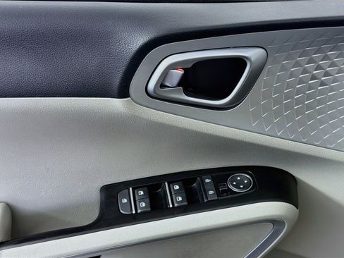 Used 2025 Kia Soul LX w/ LX Technology Package FWD image 15