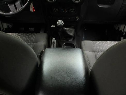 Used 2012 Jeep Wrangler Unlimited Sahara w/ Connectivity Group AWD/4WD image 27