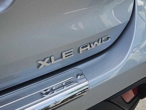Used 2020 Toyota Highlander XLE AWD/4WD image 12