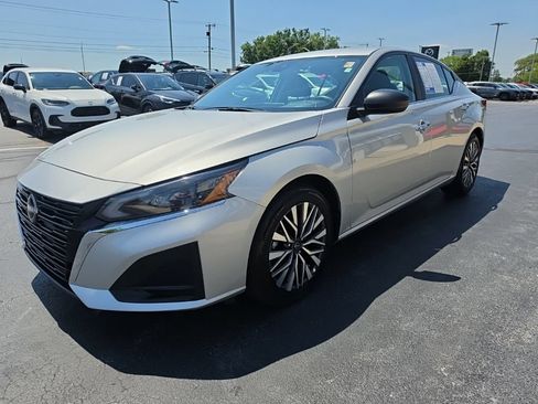 Used 2025 Nissan Altima 2.5 SV FWD image 2