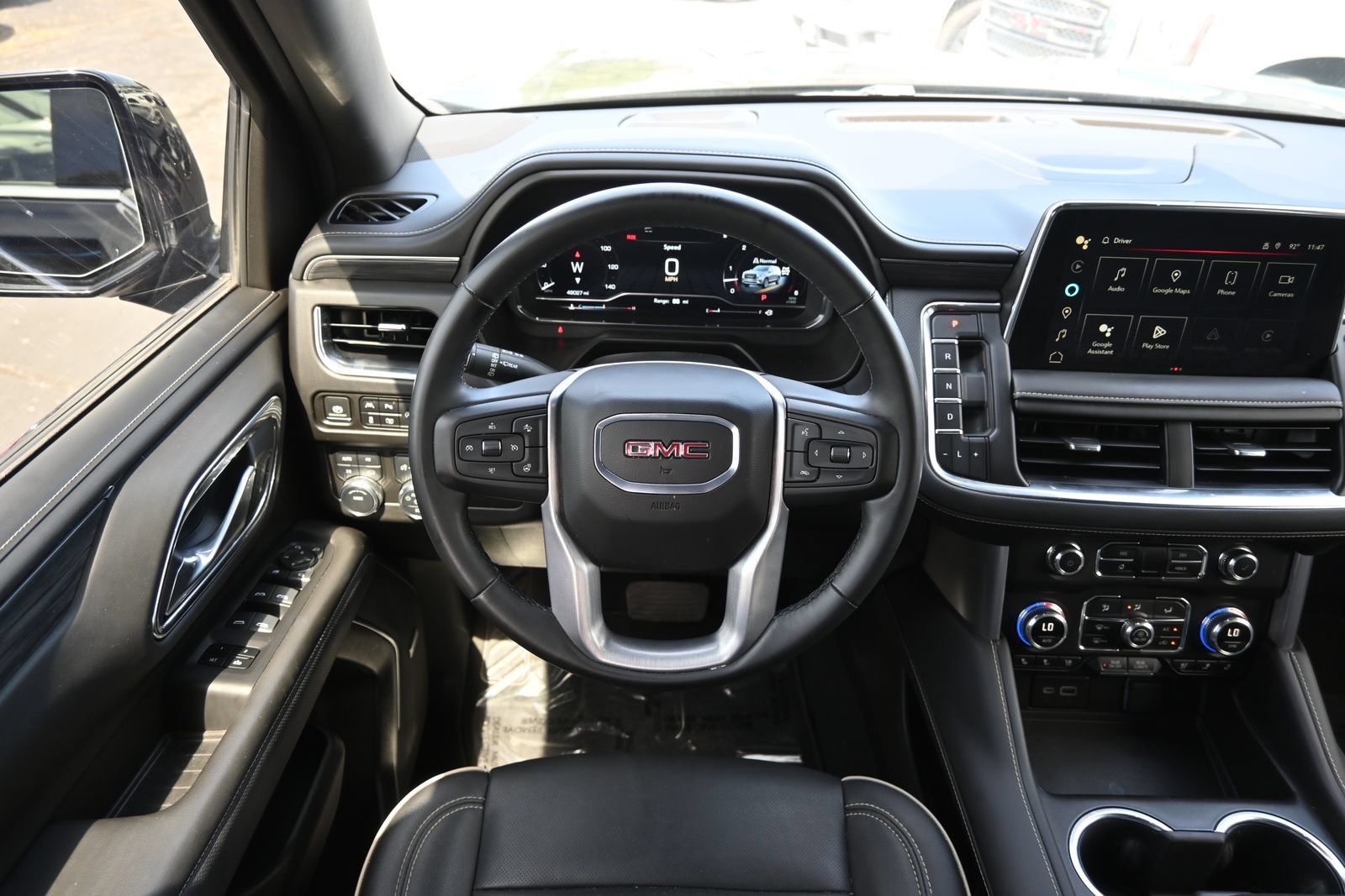 Used 2024 GMC Yukon XL SLT w/ SLT Luxury Package AWD/4WD image 9