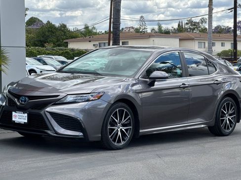 Used 2022 Toyota Camry SE FWD image 9