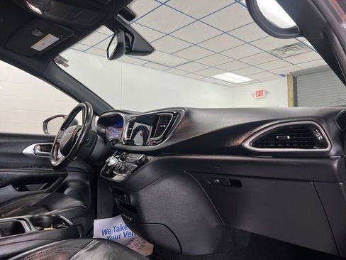 Used 2020 Chrysler Pacifica Touring-L w/ S Appearance Package FWD image 13