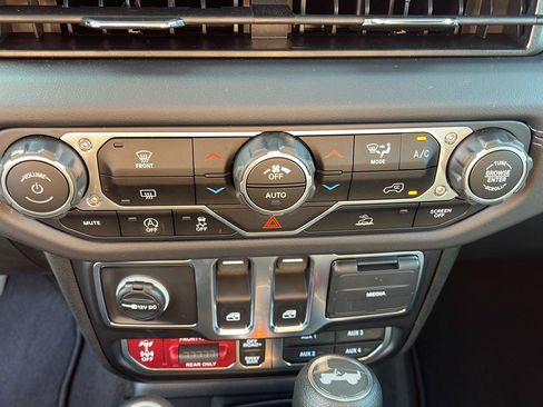 Used 2025 Jeep Wrangler Rubicon AWD/4WD image 28