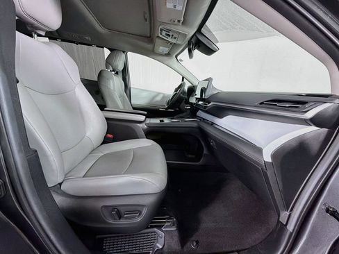 Used 2025 Toyota Sienna XLE FWD image 34