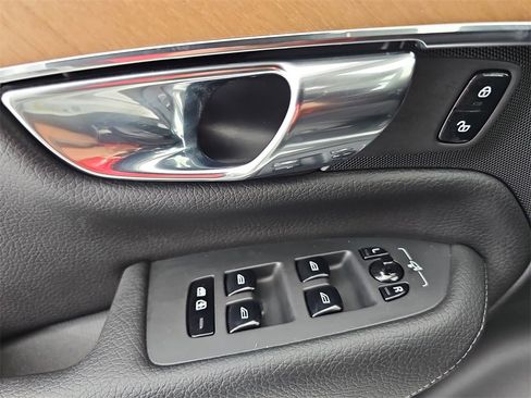 Used 2021 Volvo XC90 T5 Momentum image 35