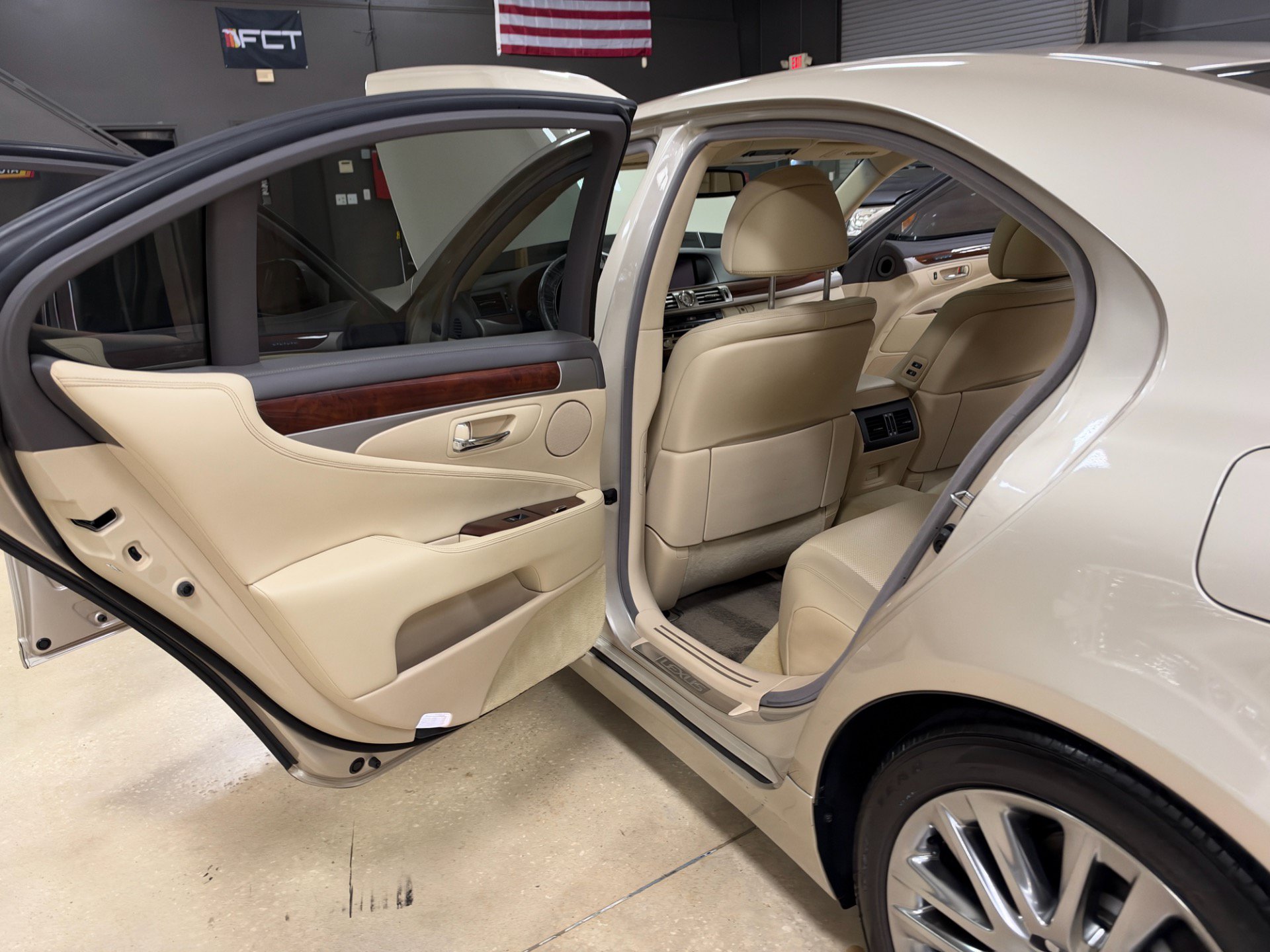 Used 2014 Lexus LS 460 w/ Comfort Package RWD image 31