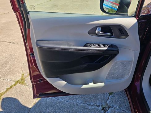 Used 2023 Chrysler Pacifica Touring-L AWD/4WD image 13