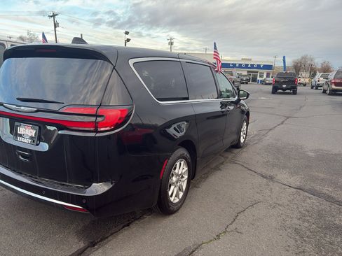 Used 2024 Chrysler Pacifica Touring-L image 12