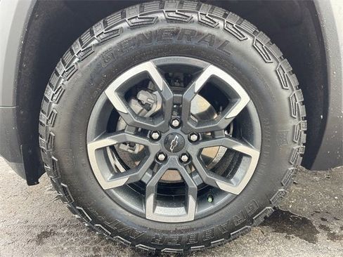 Used 2025 Chevrolet Equinox ACTIV w/ Safety and Technology Package image 33