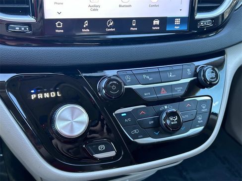 Used 2024 Chrysler Pacifica Touring-L image 34