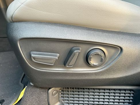 Used 2025 Toyota Sienna XLE FWD image 12