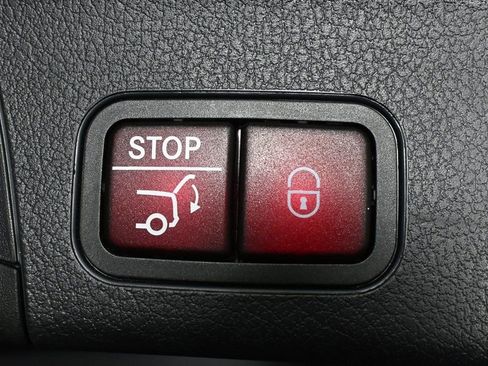 Used 2025 Mercedes-Benz GLB 250 image 30