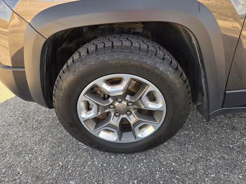 Used 2019 Jeep Cherokee Trailhawk w/ Cold Weather Group image 29