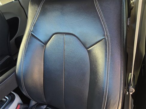 Used 2022 Chrysler Pacifica Touring-L image 13