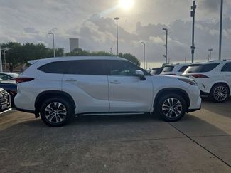 Used 2024 Toyota Highlander XLE video 4