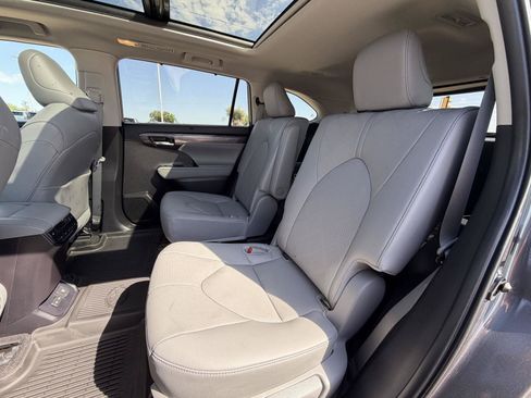 Used 2024 Toyota Highlander Platinum AWD/4WD image 17