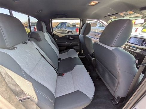 Used 2021 Toyota Tacoma TRD Off-Road w/ Technology Package AWD/4WD image 18