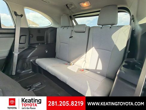 Used 2023 Toyota Highlander LE AWD/4WD image 12
