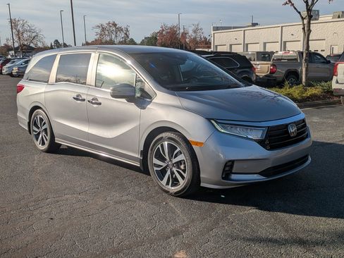 Used 2024 Honda Odyssey Touring image 2