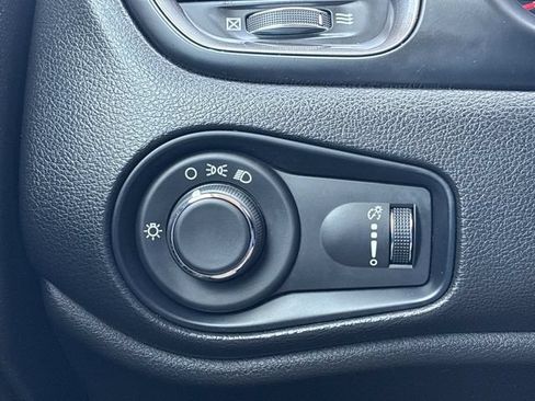 Used 2023 Jeep Renegade Latitude AWD/4WD image 26