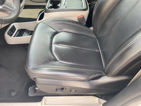 Used 2023 Chrysler Pacifica Touring-L FWD image 16