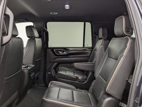 Used 2023 Chevrolet Suburban Premier image 17