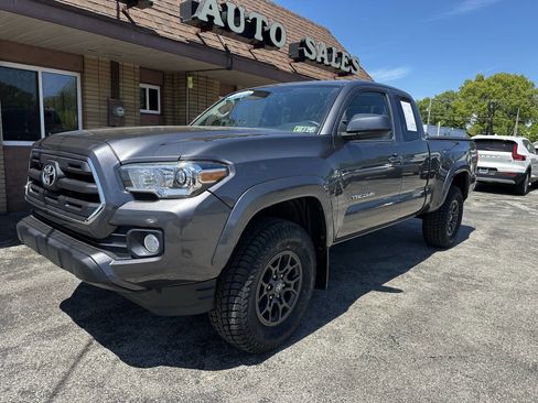 Used 2017 Toyota Tacoma SR5 w/ Tow Package AWD/4WD image 3