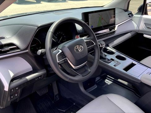Used 2025 Toyota Sienna XLE FWD image 16