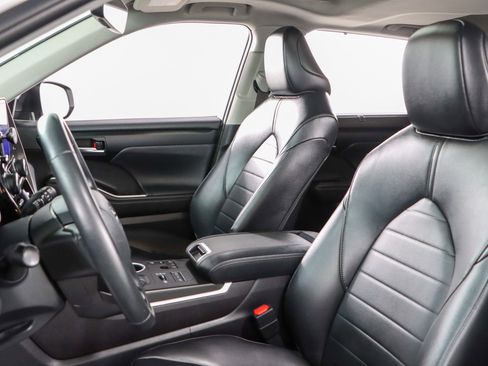 Used 2023 Toyota Highlander XLE image 24