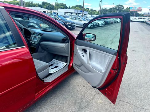 Used 2011 Toyota Camry LE image 9