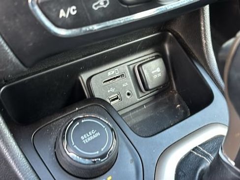Used 2014 Jeep Cherokee Limited w/ Luxury Group AWD/4WD image 19