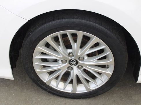 Used 2019 Toyota Camry XLE image 10