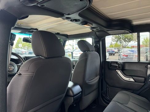 Used 2018 Jeep Wrangler Unlimited Sahara w/ Connectivity Group image 18