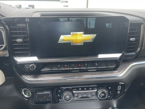 Used 2024 Chevrolet Silverado 2500 LTZ w/ LTZ Convenience Package image 18