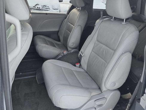 Used 2018 Toyota Sienna XLE image 4