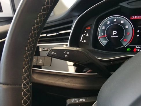 Used 2023 Audi Q8 Premium image 29