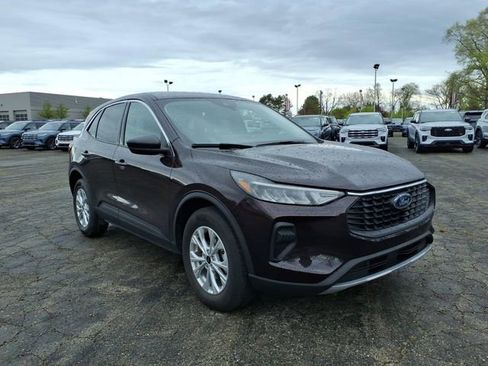 Used 2023 Ford Escape Active w/ Tech Pack #1 AWD/4WD image 3