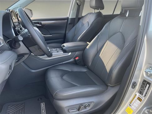 Certified 2025 Toyota Highlander Limited image 10